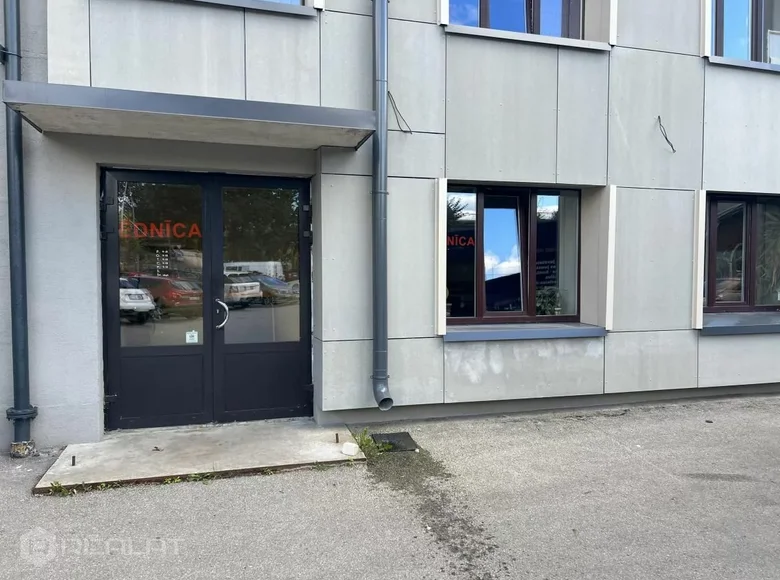 Propiedad comercial 3 habitaciones 135 m² en Riga, Letonia