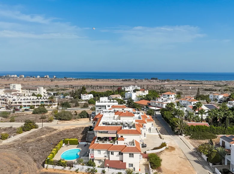 Mieszkanie 2 pokoi 90 m² Paralimni, Cypr