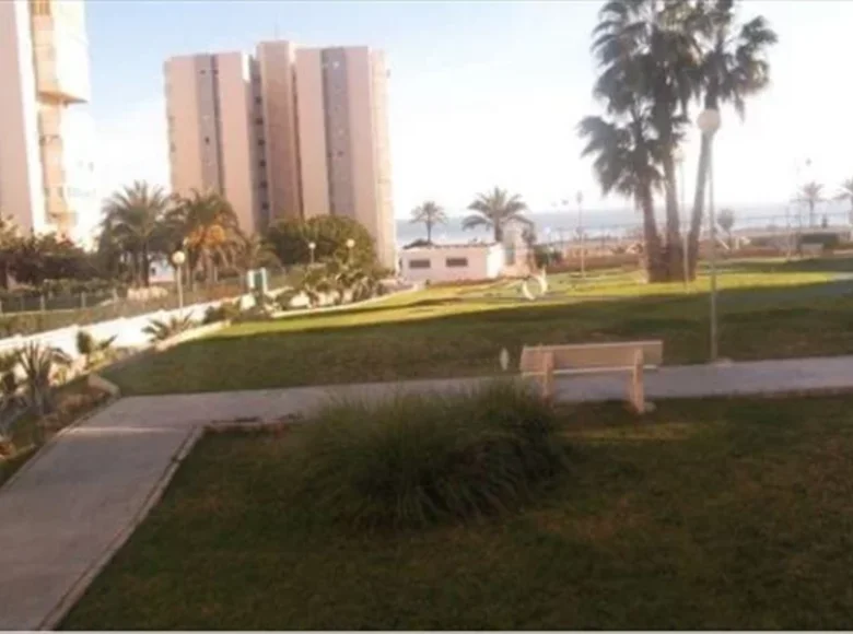 Mieszkanie 3 pokoi 120 m² Alicante, Hiszpania