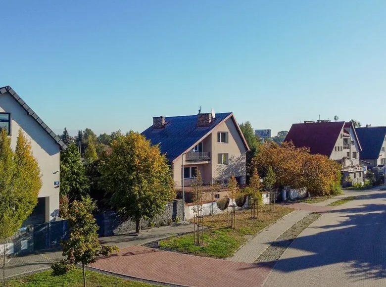 Dom 6 pokojów 300 m² Łomianki, Polska