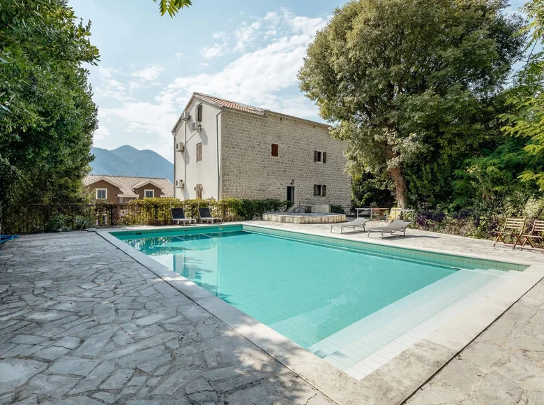 Mieszkanie 4 pokoi 82 m² Dobrota, Czarnogóra