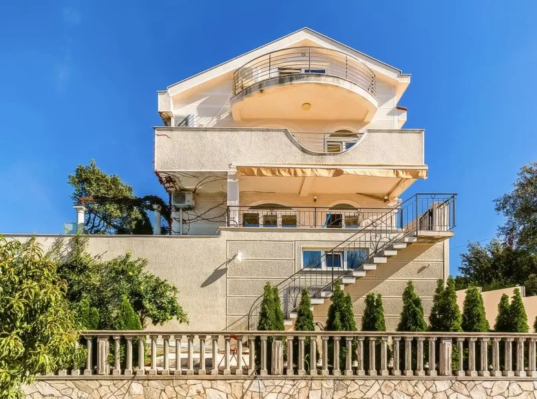 Villa de 4 dormitorios 300 m² Budva, Montenegro