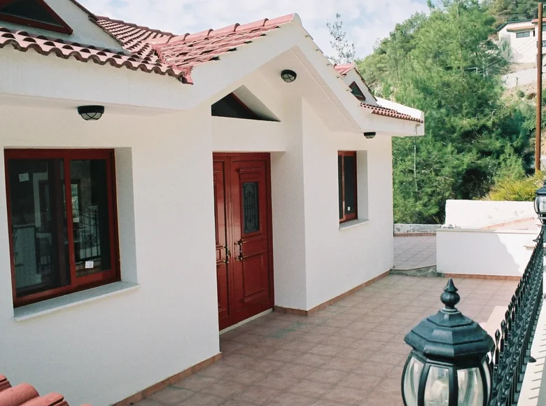 5 bedroom house 260 m² Moniatis, Cyprus