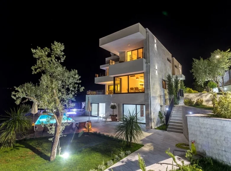 Villa de 4 dormitorios 420 m² Denovici, Montenegro