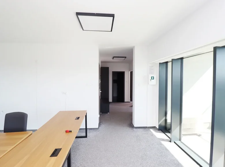 Propiedad comercial 5 habitaciones 98 m² en Rzeszow, Polonia