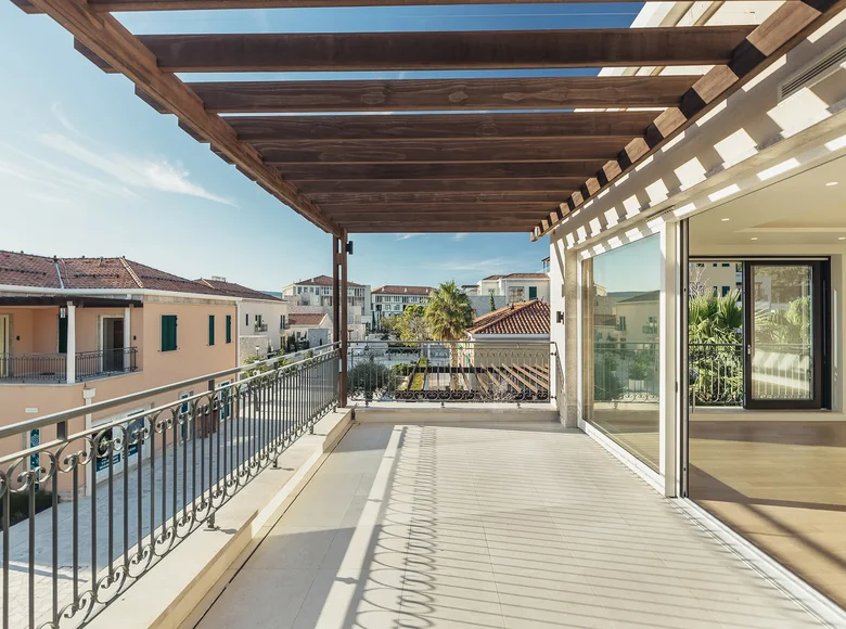 Квартира 5 комнат 187 м² Кумбор, Черногория