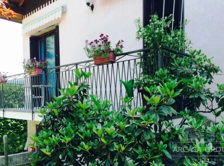 3 bedroom villa 246 m² Lavena, Italy