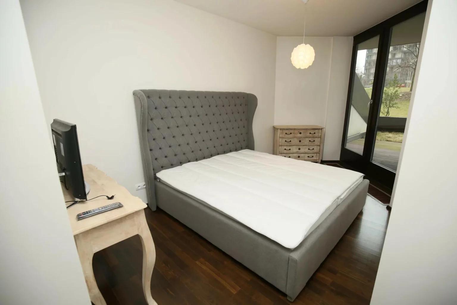 кровать в спальне в квартире в Чехии