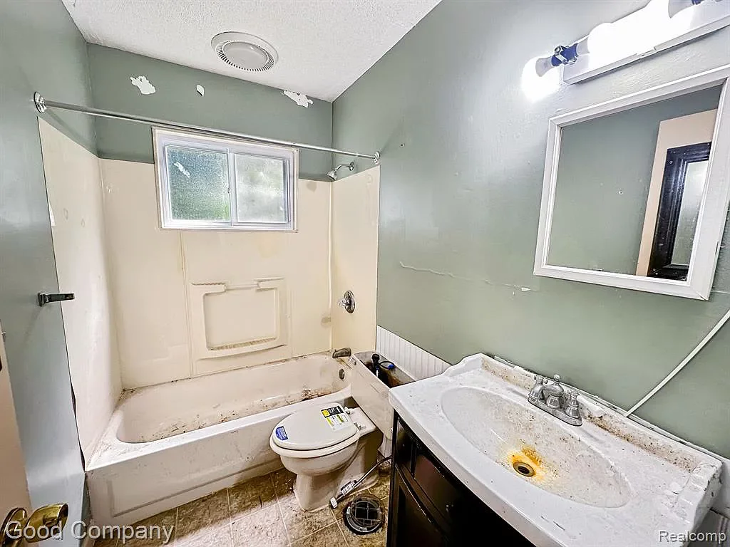 Грязная ванная комната в доме в Америке