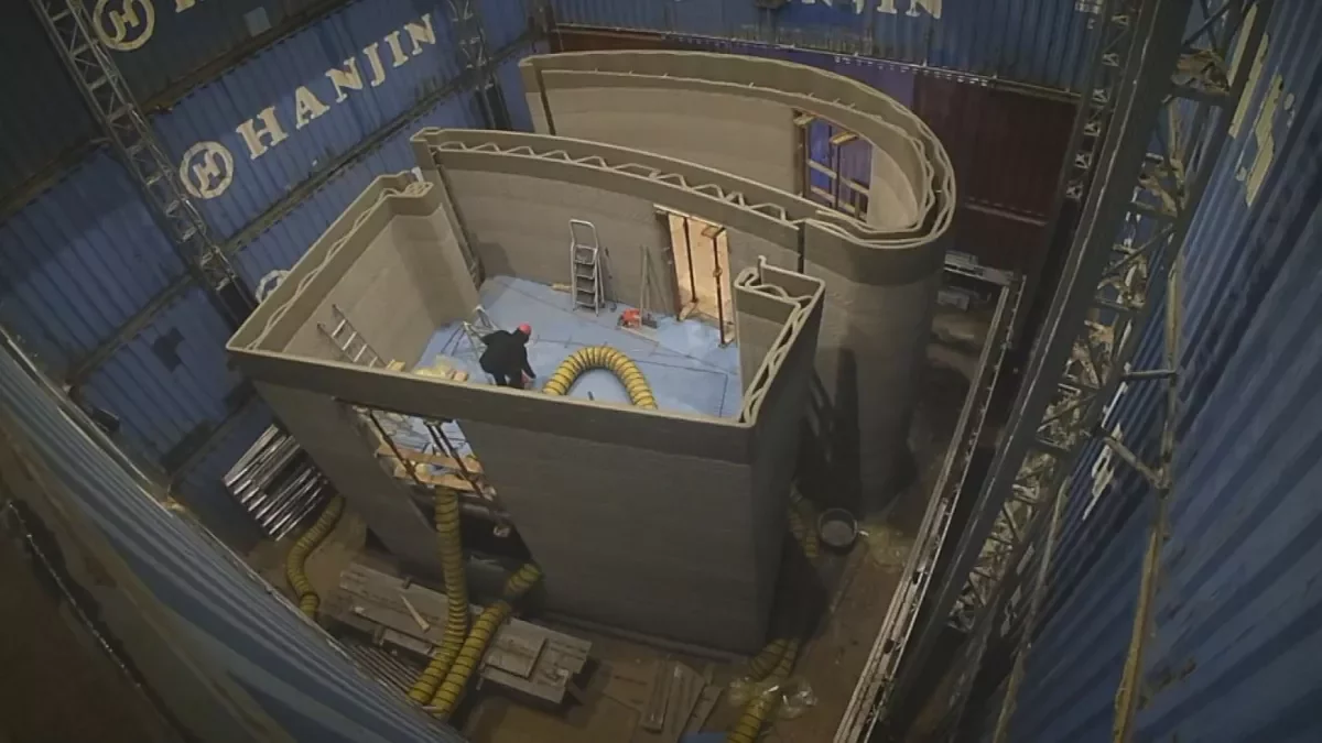 the process of building a house on a 3D printer