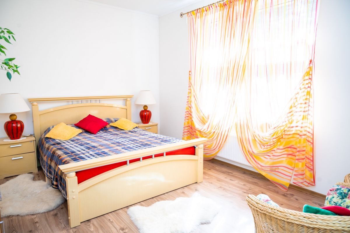 Спальня в доме в Латвии, оформленная в ярких тонах