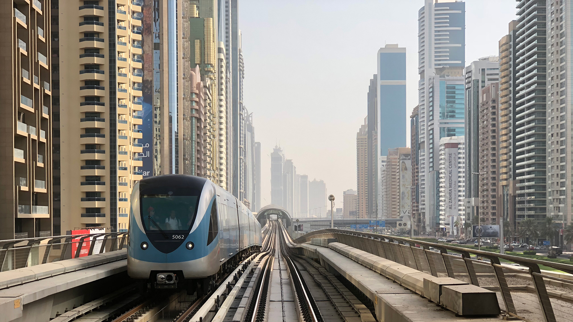 наземное метро в Дубай