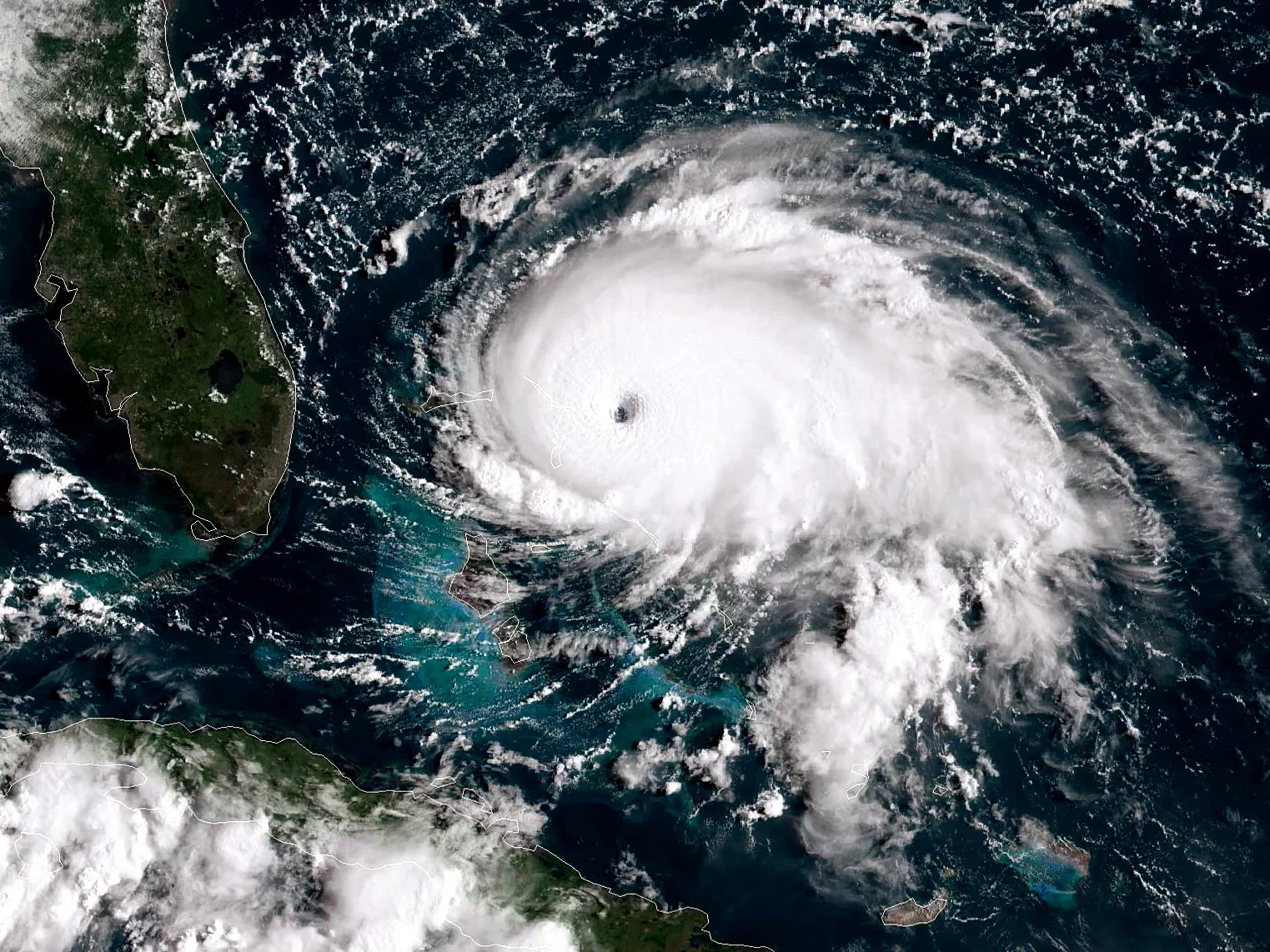 Фото со спутника, ураган "Дориан" движется к побережью Флориды