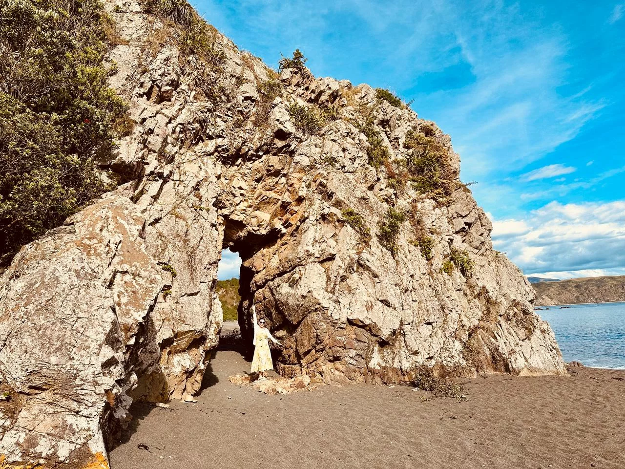 девушка у пещеры в Новой Зеландии