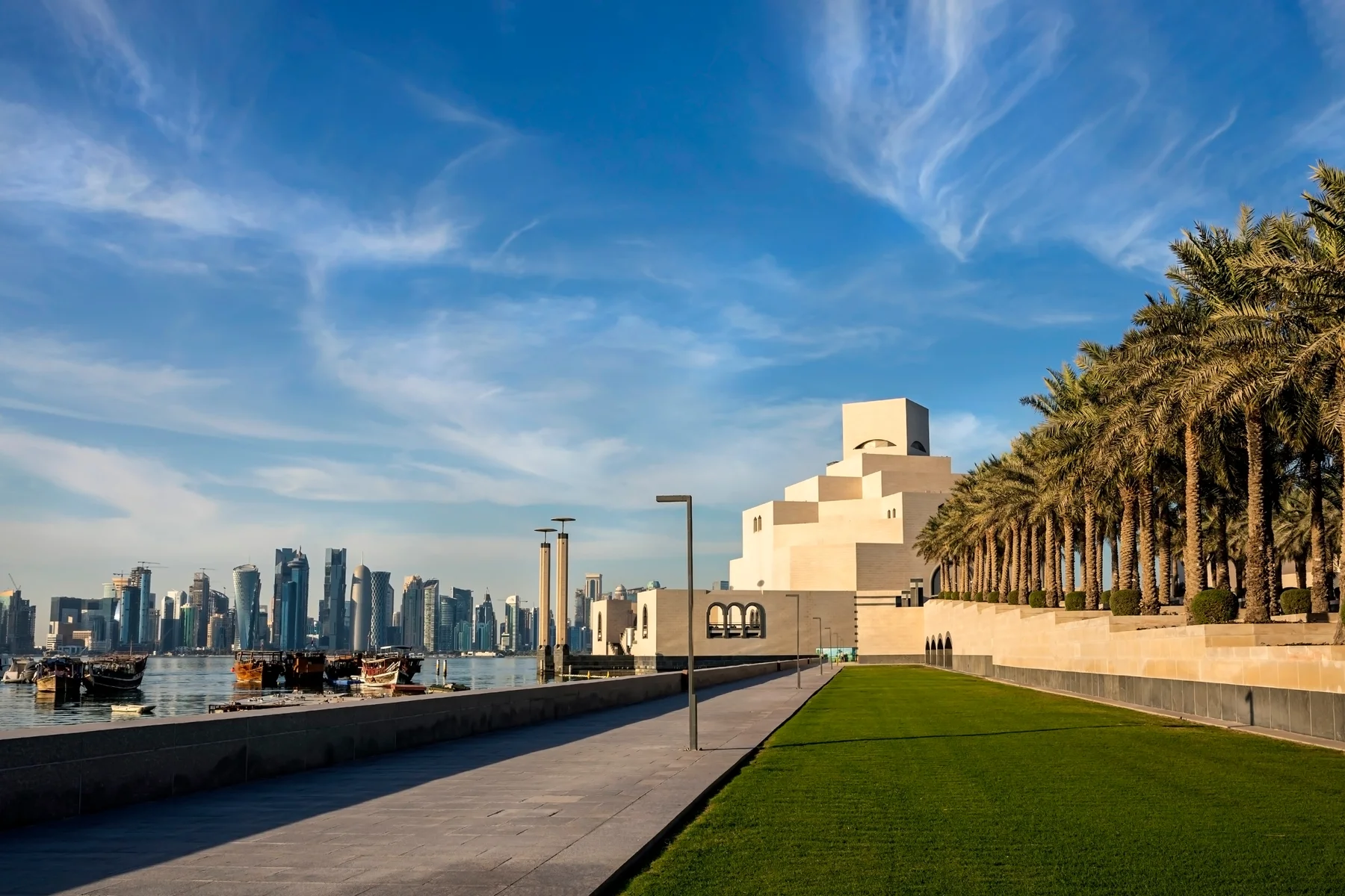 Widok na nabrzeże Doha i Muzeum Sztuki Islamskiej w słoneczny dzień Doha, Katar