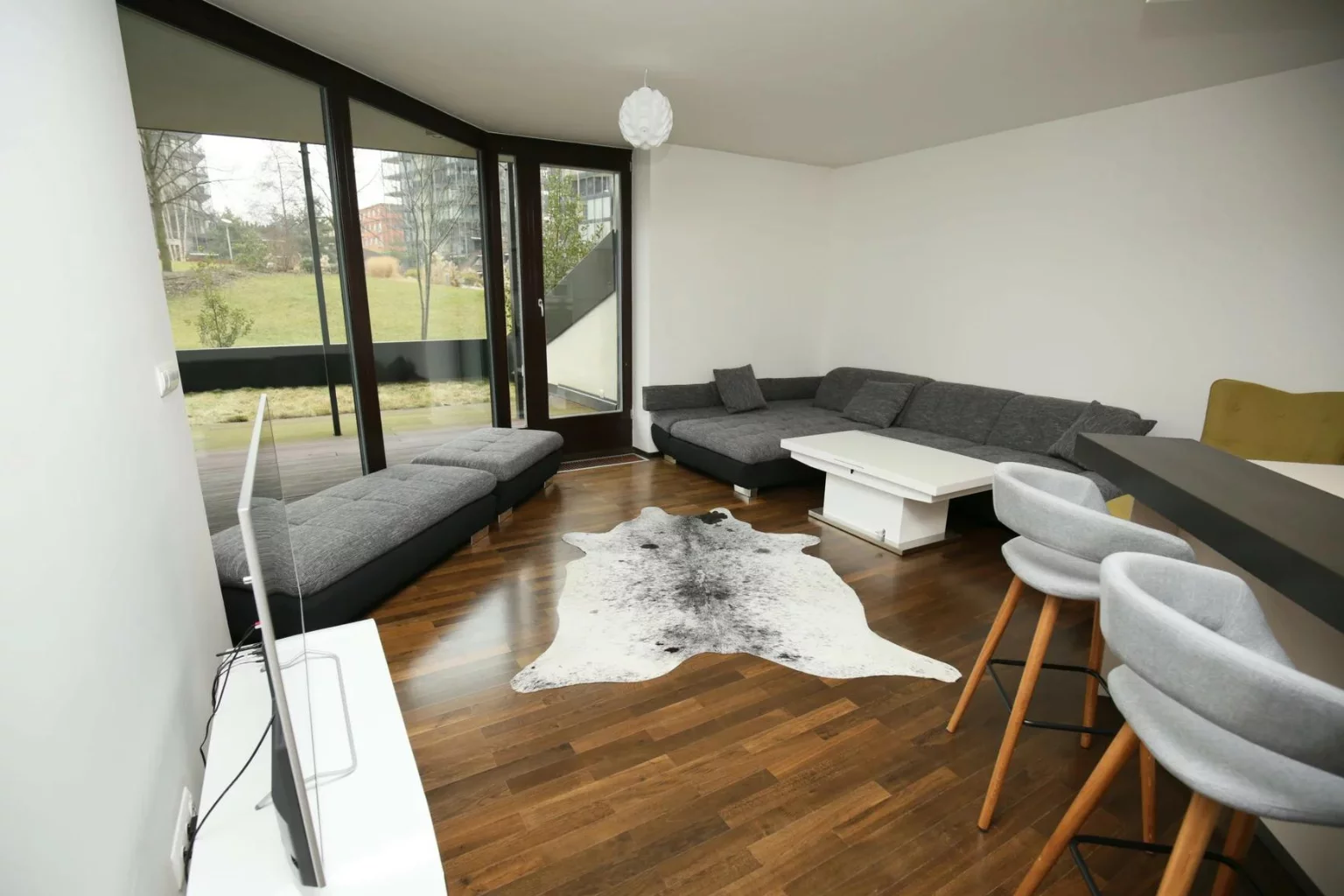 гостиная с панорамными окнами в квартире в Праге