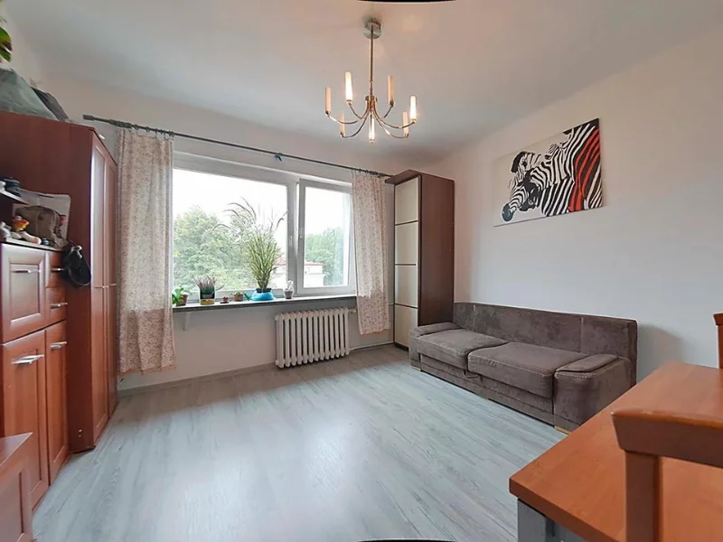 beigefarbenes Sofa im Wohnzimmer einer Wohnung in Warschau