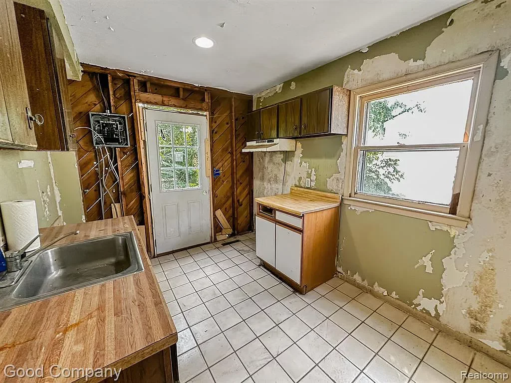 Кухня без ремонта с поврежденными стенами в доме в Америке