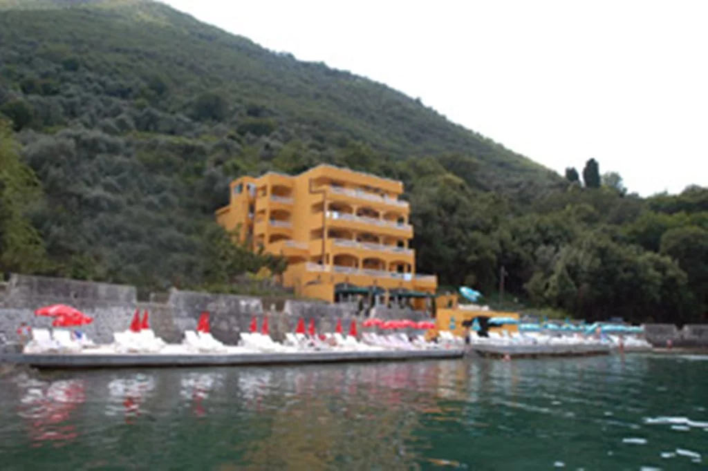 Established business 1 630 m²
