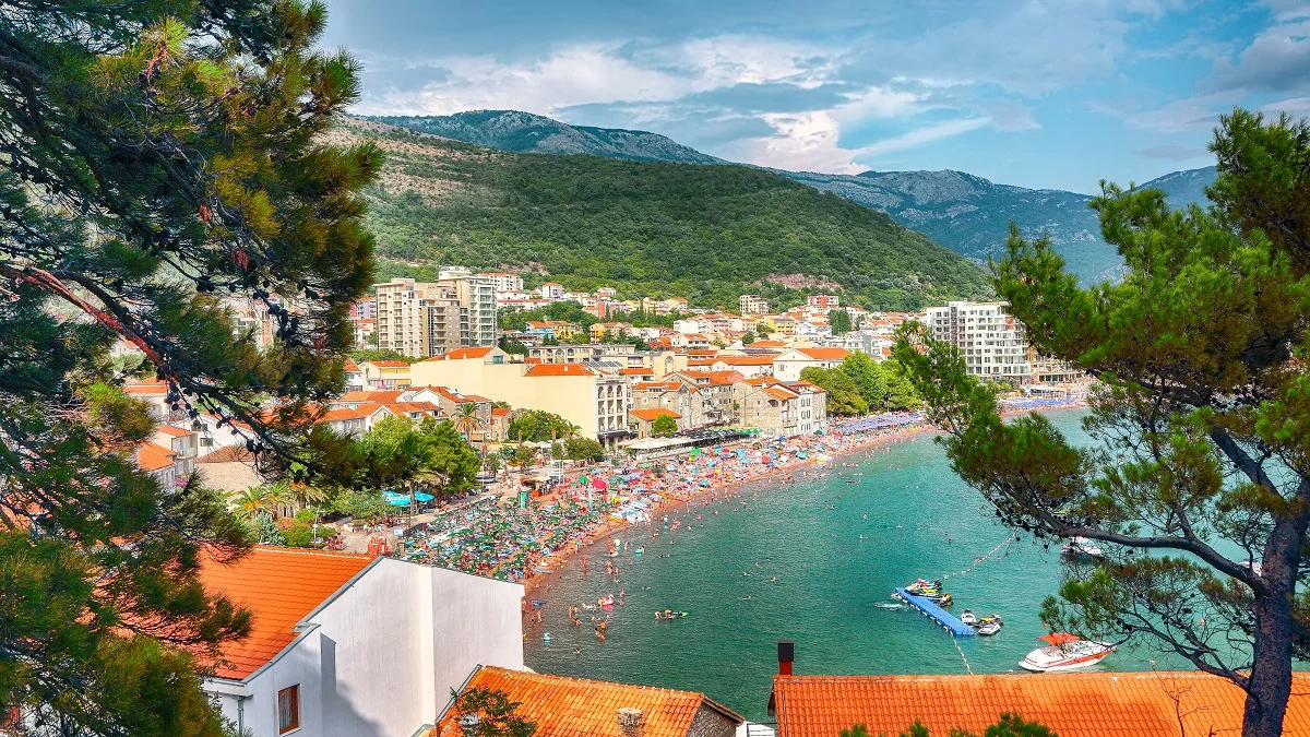 Promenade und Hauptstrand von Petrovac in Montenegro