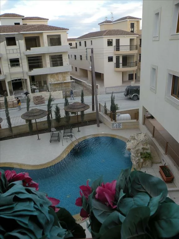 бассейн у виллы на Кипре