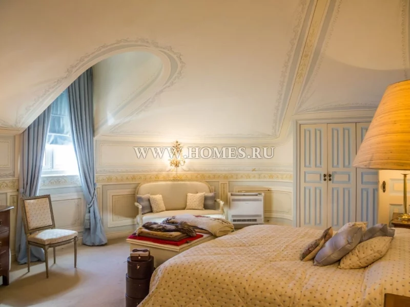 Спальная комната в замке на продажу в Португалии
