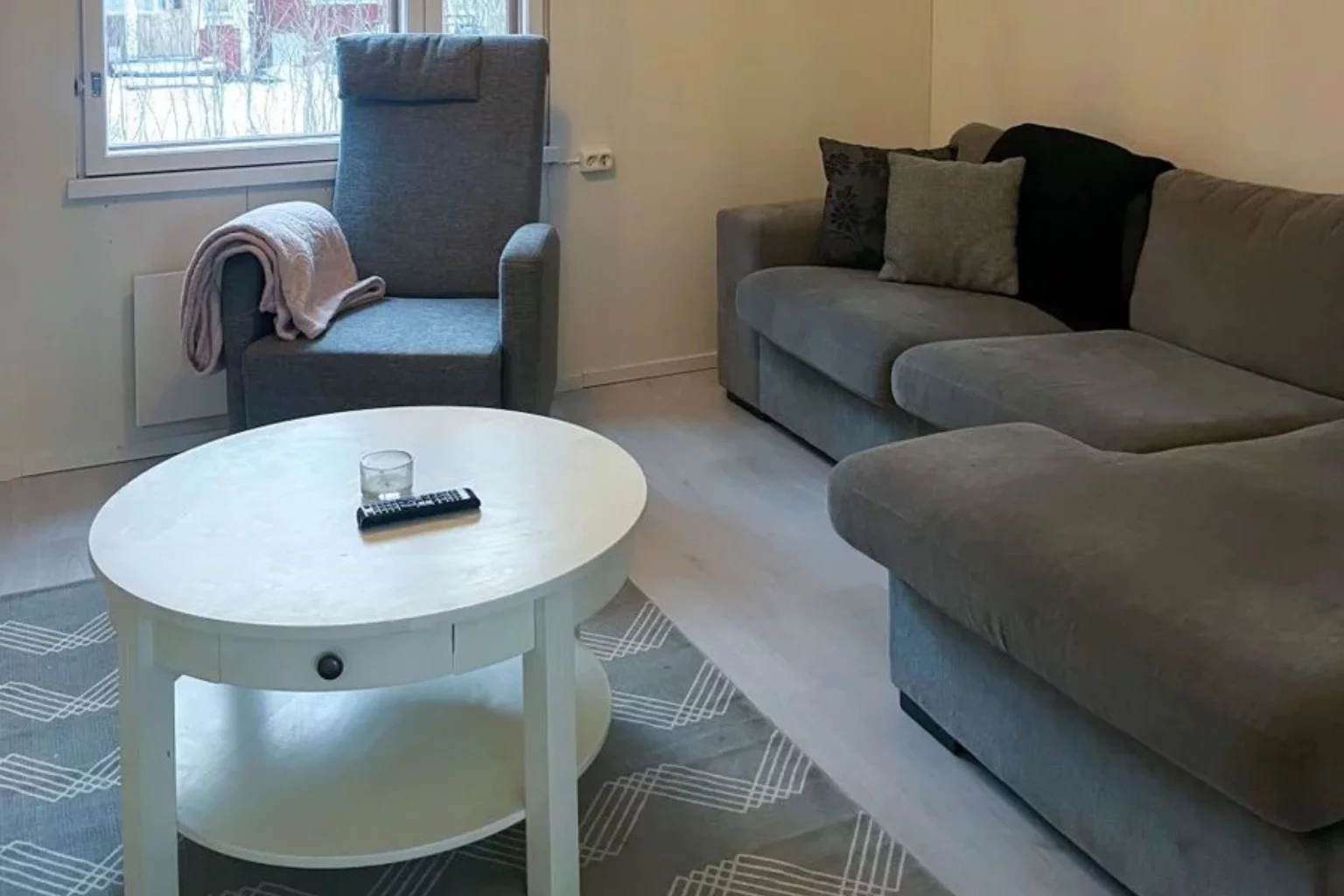 серый диван и кресло в домике в Финляндии