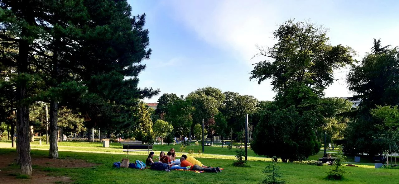 Люди отдыхают в парке в Сербии