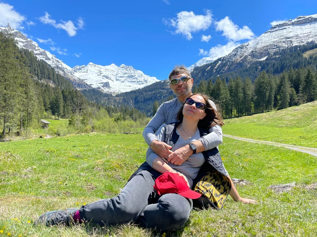 Пара влюбленных на фоне гор в Швейцарии