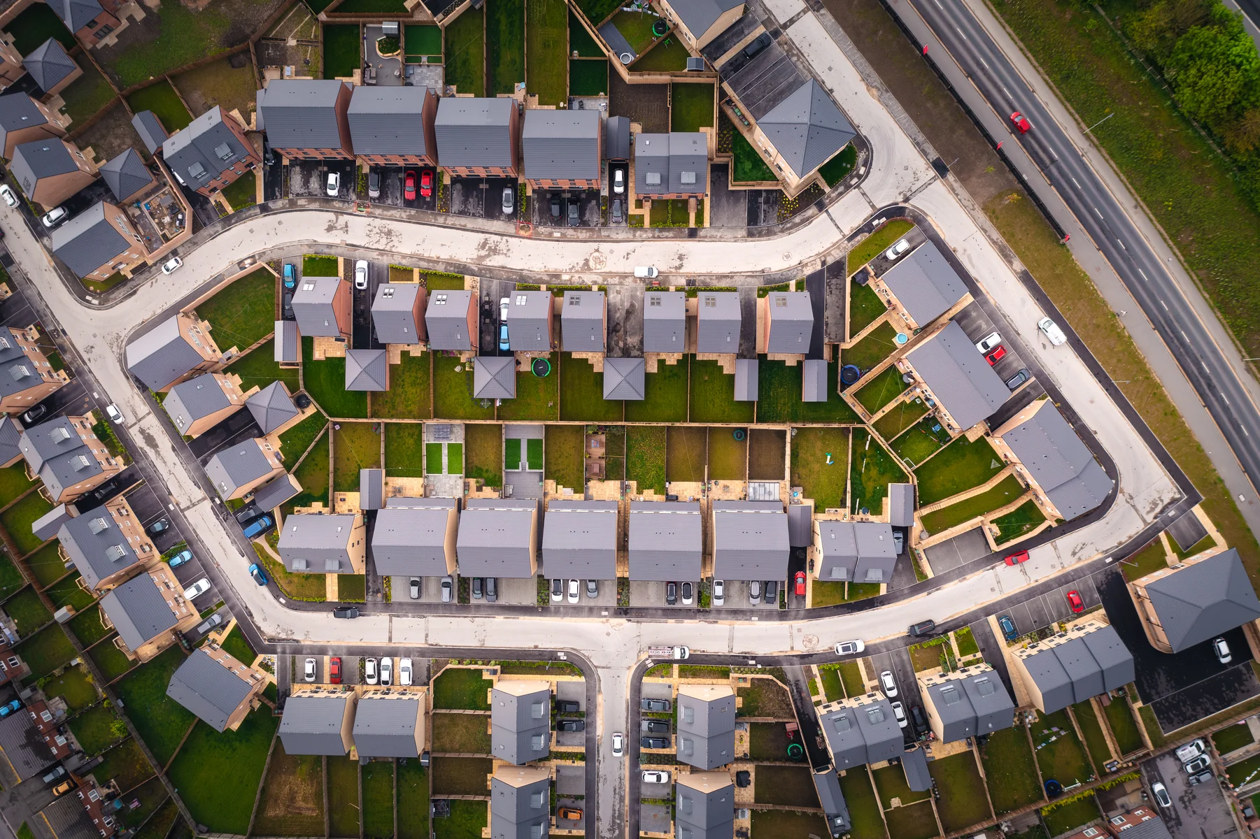 Vue aerienne directement au-dessus dun nouveau projet r&eacute;sidentiel au Royaume-Uni