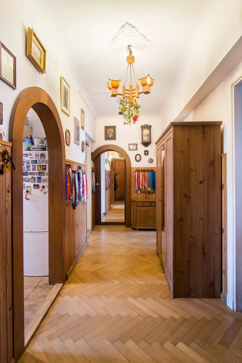 коридор с деревянной отделкой в квартире в Польше