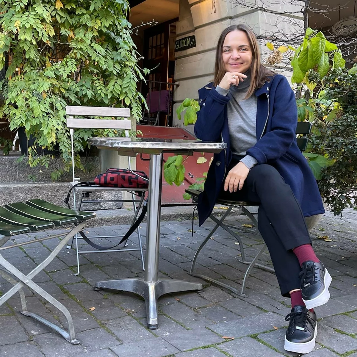 Женщина Ирина за столом на улице в Швейцарии