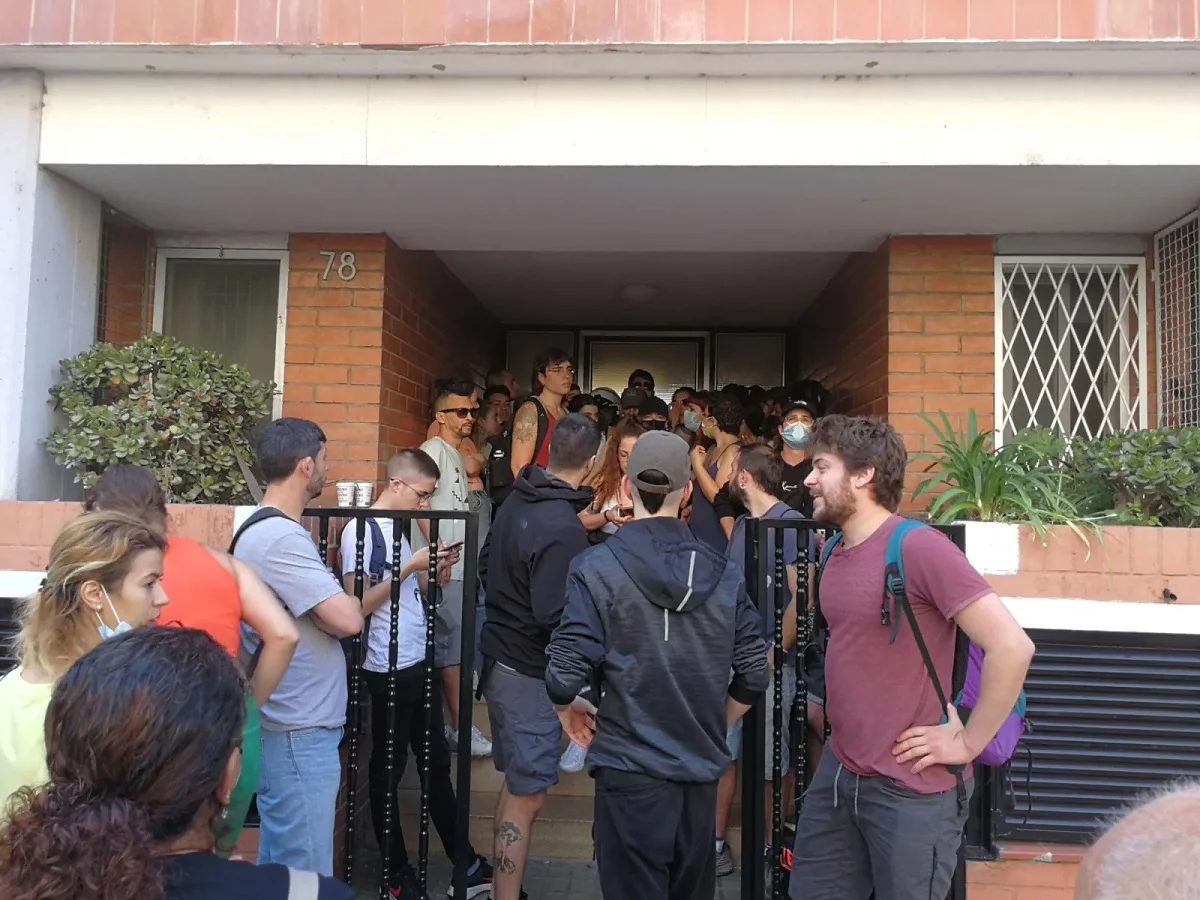 защитники прав окупасов в Испании стоят у захваченного ими дома