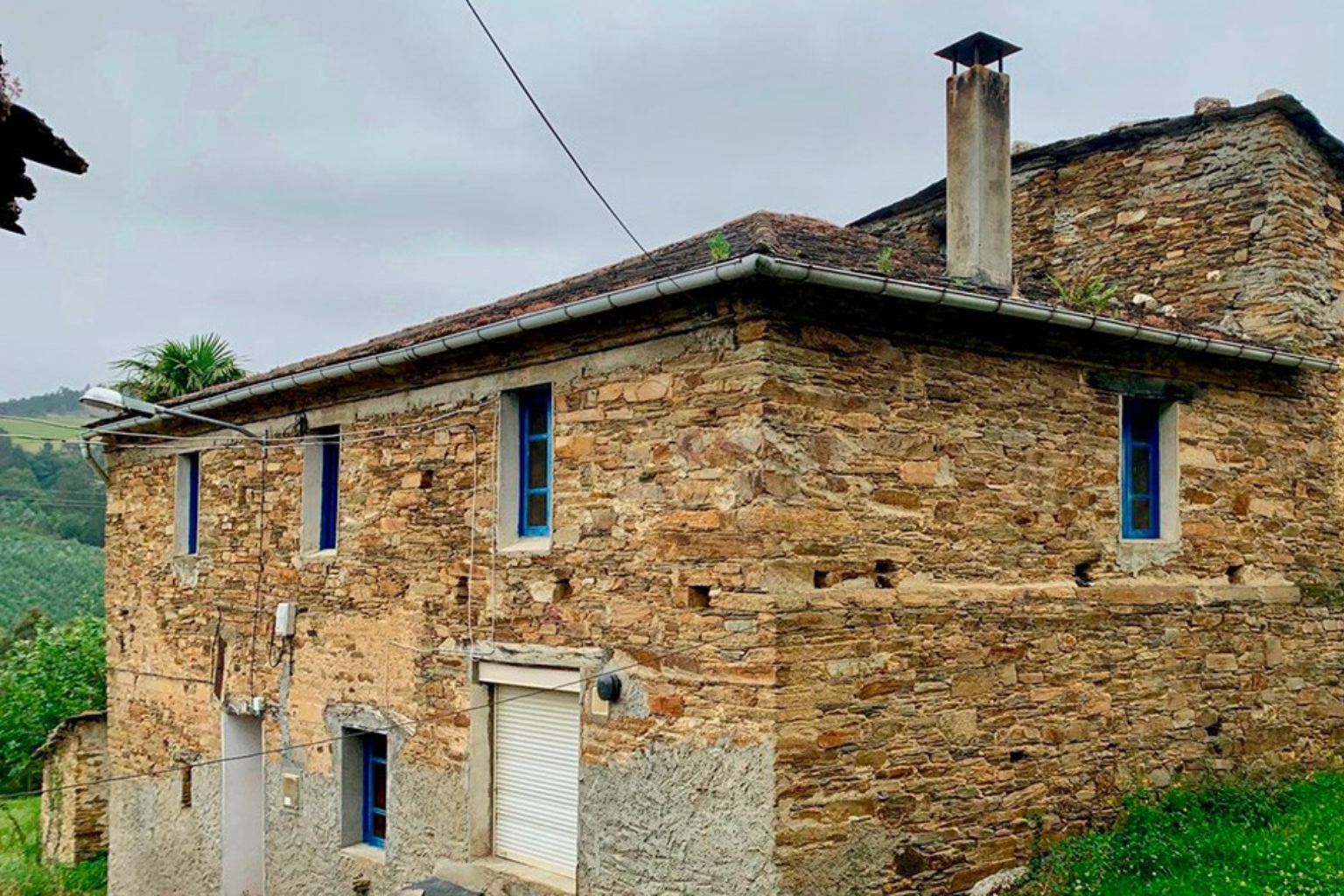 каменный дом в деревне в Испании