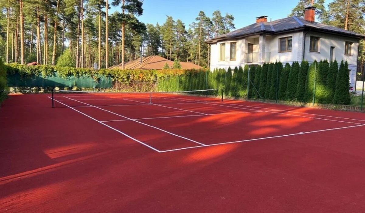 Теннисный корт прямо у дома (в Латвии)