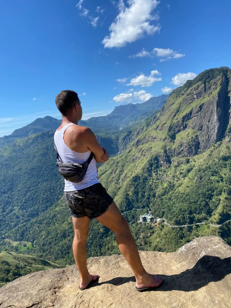 Мужчина смотрит на горы на Шри-Ланке