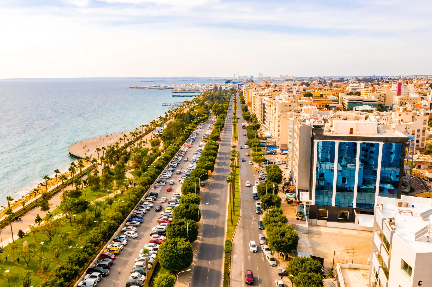 Вид с воздуха на дорогу и здания на берегу Лимассола, Кипр