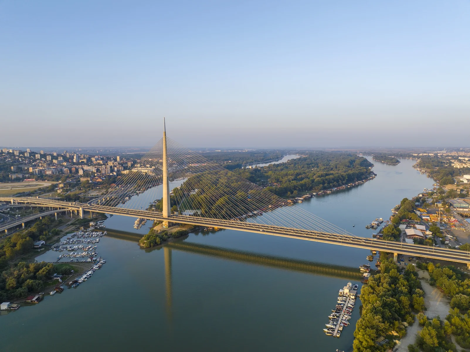 Вид на Аду Циганлию с дрона и мост Мост-на-Ади через реку Сава. Белград, Сербия