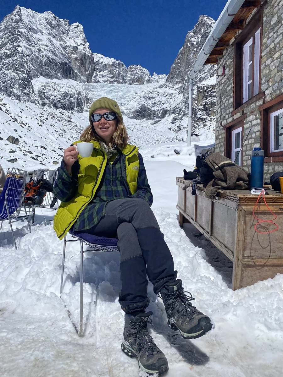 Девушка пьет чай на фоне гор