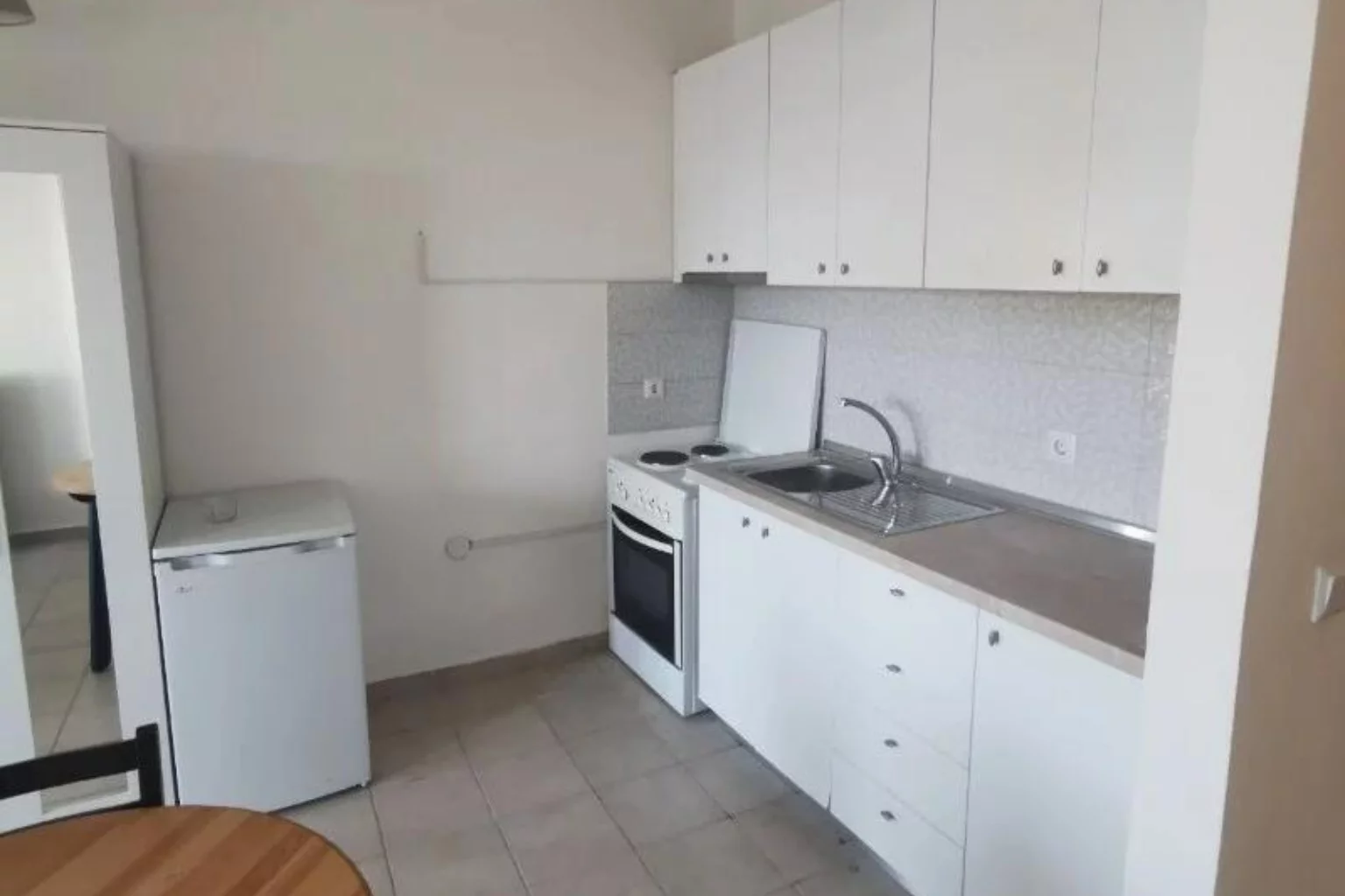 белый фасад кухни в квартире в Греции