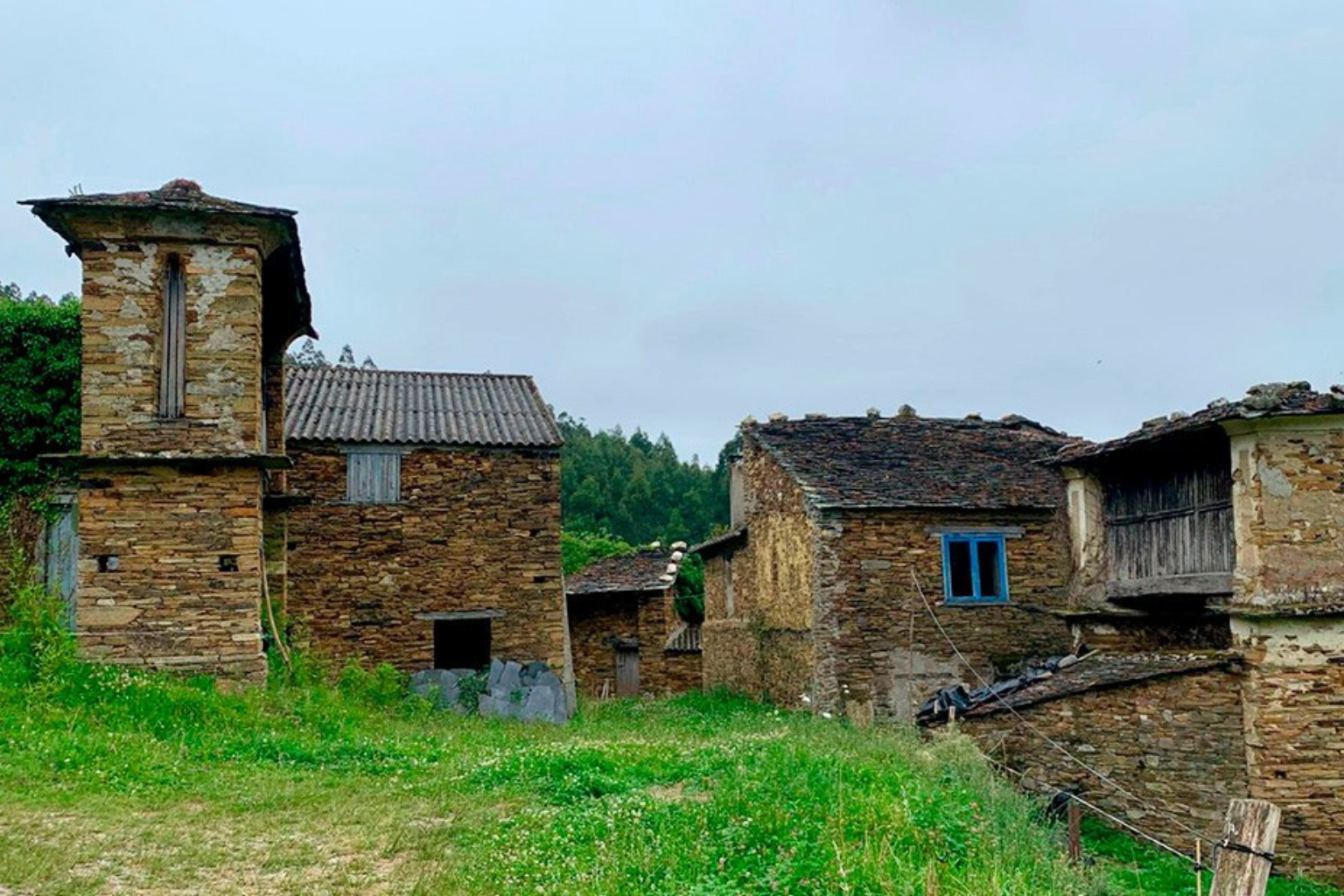 каменные дома в деревне