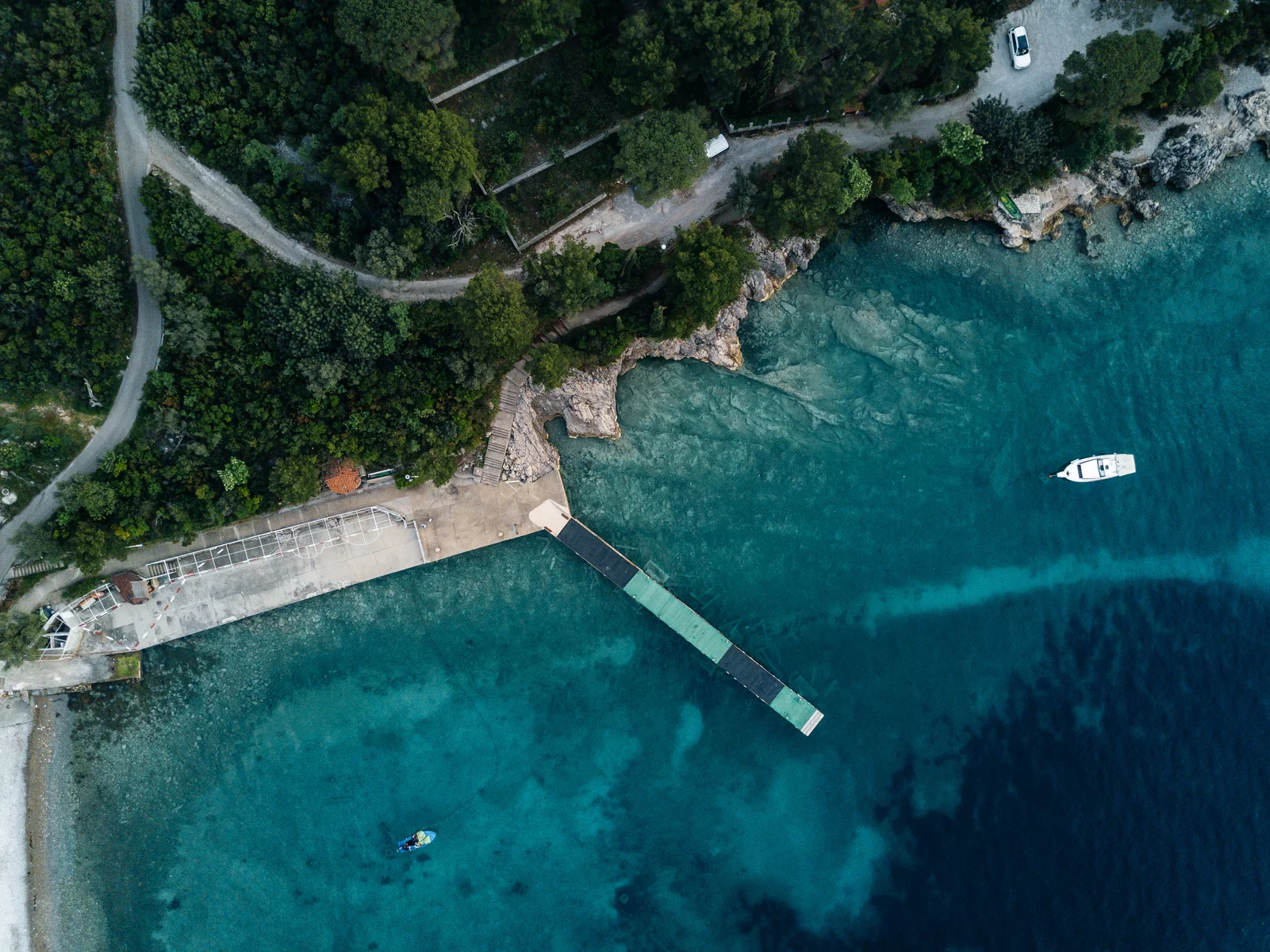 Draufsicht auf Felsen am Strand von Montenegro