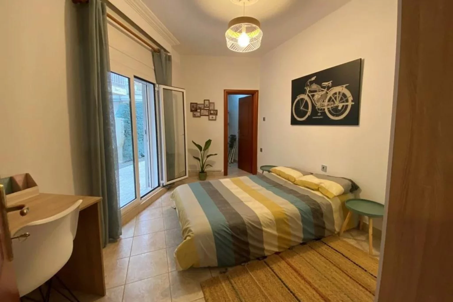 полосатое покрывало на кровати в квартире в Греции