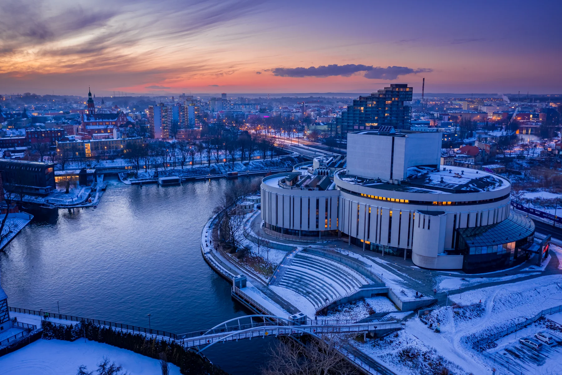 Opera Nova de invierno en Bydgoszcz al atardecer. Arquitectura - Polonia