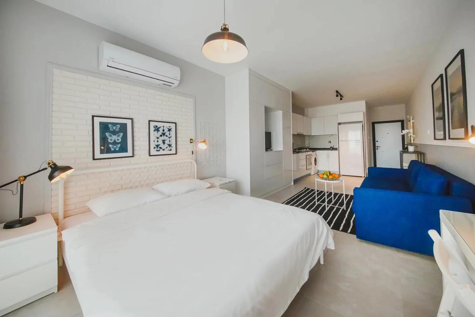 белая кровать в квартире на Кипре