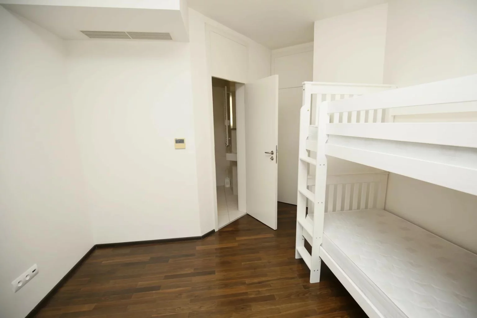 двухярусная кровать в детской комнате в квартире в Чехии