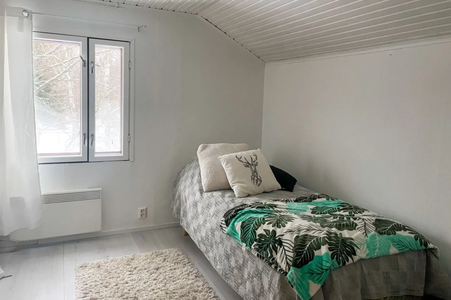 односпальная кровать в деревянном доме в Финляндии
