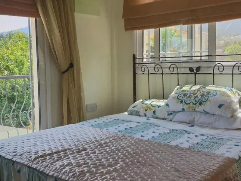 кровать в спальне дома на Северном Кипре