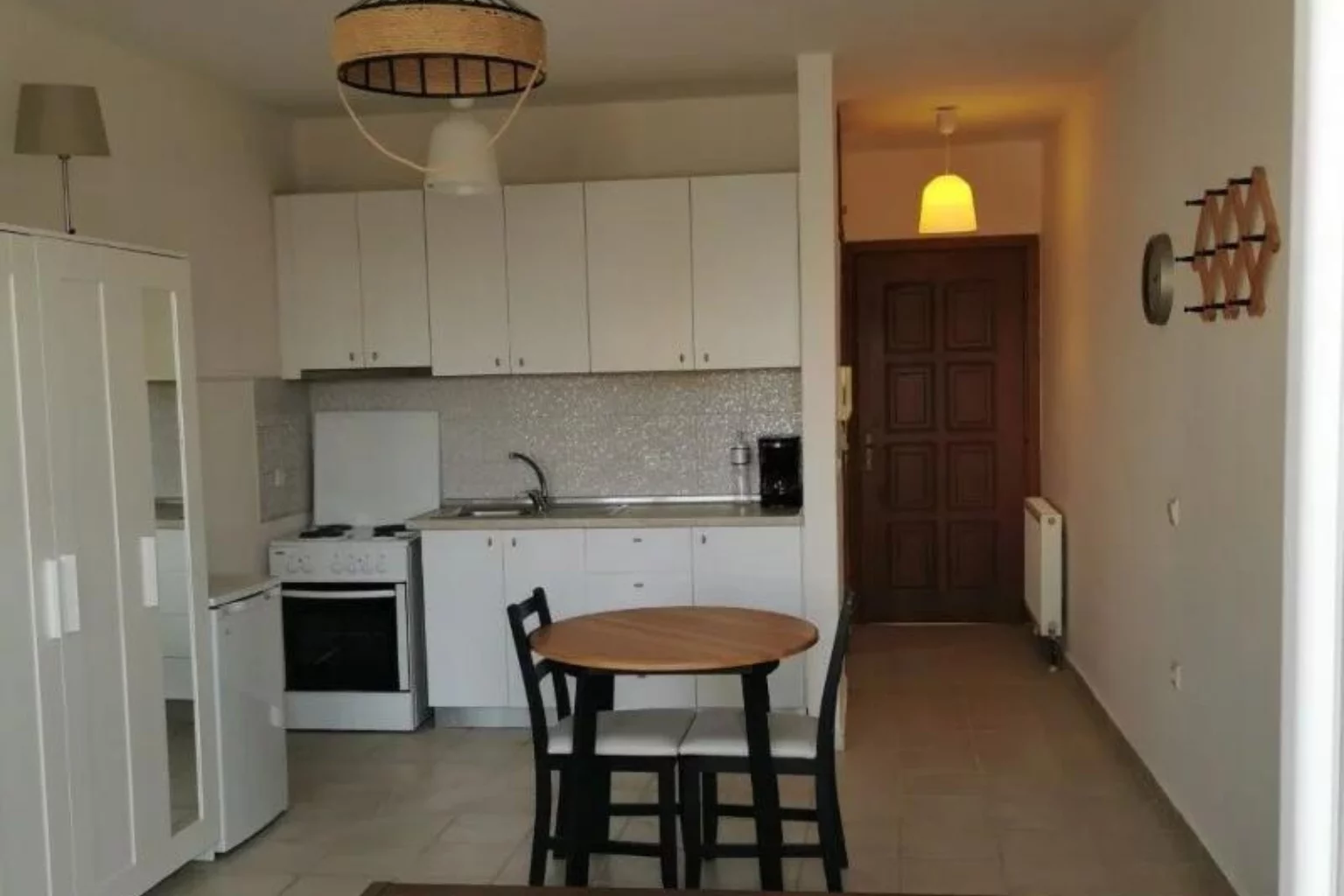 деревянный стол на кухне квартиры в Греции