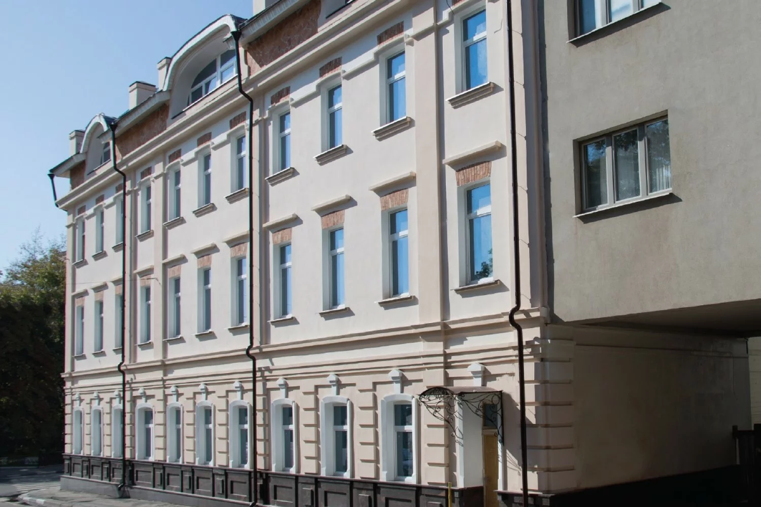 фасад дома в Москве при дневном свете